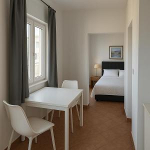 Postel nebo postele na pokoji v ubytování Marika Seaside Retreat-Drašnice