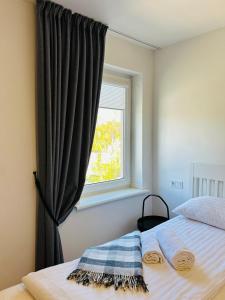 En eller flere senge i et værelse på ASTOS Vila in Palanga