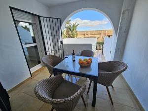 a table and chairs with a bowl of fruit on it at ref. 67 casa alexandra in Zahara de los Atunes