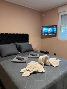 ein ausgestopftes Tier liegt auf einem Bett in der Unterkunft Apartman Dašić in Jagodina