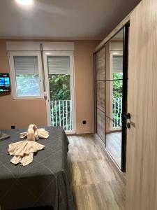una habitación con una cama con un animal de peluche. en Apartman Dašić, en Jagodina