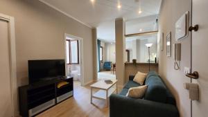 un soggiorno con un divano e una TV di 200m from the sea, New flat with AC and WiFi a Loano