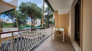 balcone con tavolo e vista sulla strada di 200m from the sea, New flat with AC and WiFi a Loano