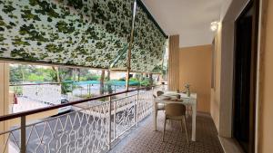 balcone con tavolo e vista sulla piscina di 200m from the sea, New flat with AC and WiFi a Loano