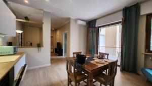 una cucina e una sala da pranzo con tavolo e sedie di 200m from the sea, New flat with AC and WiFi a Loano