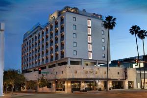 een hoog gebouw op de hoek van een straat bij SIXTY Beverly Hills in Los Angeles