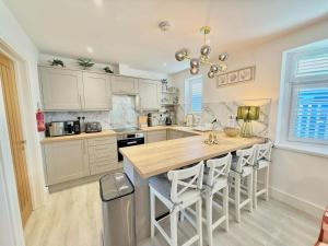 Una cocina o zona de cocina en Luxury Coastal Escape with Mumbles Lighthouse View Pass the Keys