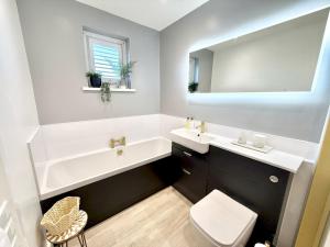 Un baño de Luxury Coastal Escape with Mumbles Lighthouse View Pass the Keys
