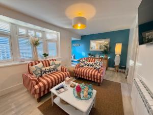 Zona de estar de Luxury Coastal Escape with Mumbles Lighthouse View Pass the Keys