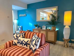 Zona de estar de Luxury Coastal Escape with Mumbles Lighthouse View Pass the Keys