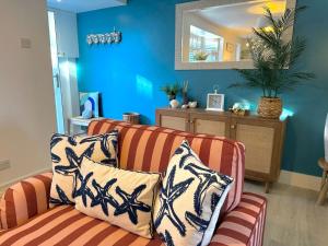 Zona de estar de Luxury Coastal Escape with Mumbles Lighthouse View Pass the Keys