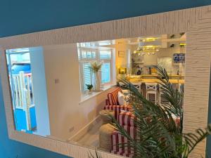Zona de estar de Luxury Coastal Escape with Mumbles Lighthouse View Pass the Keys