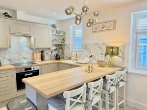 Una cocina o zona de cocina en Luxury Coastal Escape with Mumbles Lighthouse View Pass the Keys