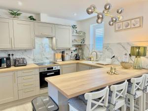 Una cocina o zona de cocina en Luxury Coastal Escape with Mumbles Lighthouse View Pass the Keys
