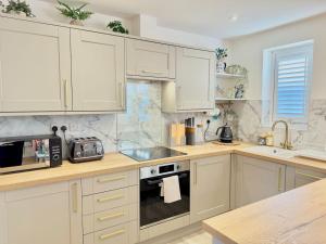 Una cocina o zona de cocina en Luxury Coastal Escape with Mumbles Lighthouse View Pass the Keys