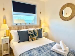 Cama o camas de una habitación en Luxury Coastal Escape with Mumbles Lighthouse View Pass the Keys