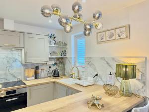 Una cocina o zona de cocina en Luxury Coastal Escape with Mumbles Lighthouse View Pass the Keys