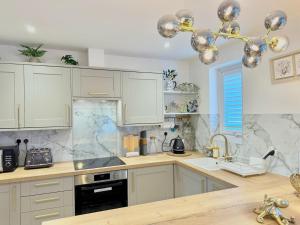 Una cocina o zona de cocina en Luxury Coastal Escape with Mumbles Lighthouse View Pass the Keys