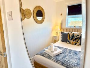 Cama o camas de una habitación en Luxury Coastal Escape with Mumbles Lighthouse View Pass the Keys