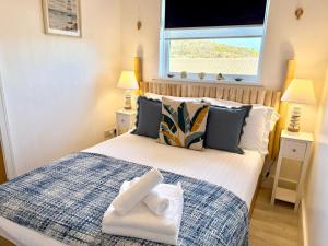 Cama o camas de una habitación en Luxury Coastal Escape with Mumbles Lighthouse View Pass the Keys