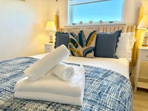 Cama o camas de una habitación en Luxury Coastal Escape with Mumbles Lighthouse View Pass the Keys