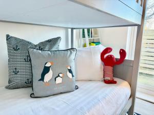 Cama o camas de una habitación en Luxury Coastal Escape with Mumbles Lighthouse View Pass the Keys