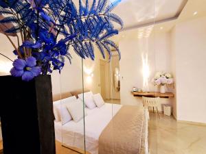 a bedroom with a white bed and blue flowers at Frem lord 5 terre in La Spezia