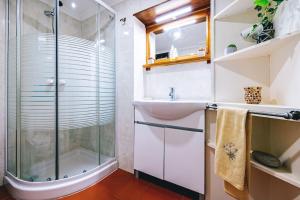 une salle de bain avec douche et lavabo dans l'établissement Private, romantic and cozy Room in Azenhas do Mar, à Colares