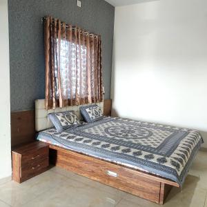 Posto letto in camera con finestra di Skyline&Screen a Kolhapur