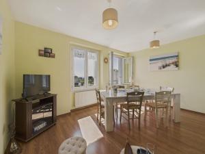 Il comprend un salon doté d'une table à manger et d'une télévision. dans l'établissement Le port et les plages à pied pour 4 - Concarneau, à Concarneau