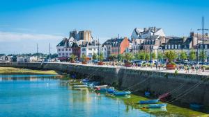 un groupe de bateaux dans l'eau près d'une ville dans l'établissement Le port et les plages à pied pour 4 - Concarneau, à Concarneau