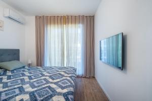 Un dormitorio con una cama y una ventana grande. en H Pipera Lakeview, en Voluntari 24 fotos más