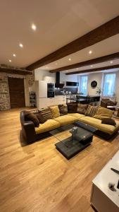 コロブリエールにあるAppartement Collobrièresのソファ2脚とピアノのある広いリビングルーム