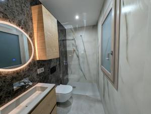 サン・ピエトロ・イン・ベヴァーニャにあるResidence Mafeleのシャワー、トイレ、洗面台を備えたバスルーム +18枚の写真