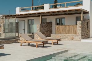 Bazén v ubytování Athera Suites Mykonos nebo v jeho okolí
