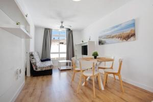 ein Esszimmer mit einem Tisch und Stühlen in einem Raum in der Unterkunft Penthouse 3A in Morro del Jable + 15 Fotos