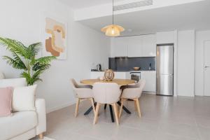 Μια τηλεόραση ή/και κέντρο ψυχαγωγίας στο Luxury 2BR - 400m to Beach - Pool & Views - Casa Los Amigos +16 φωτογραφίες