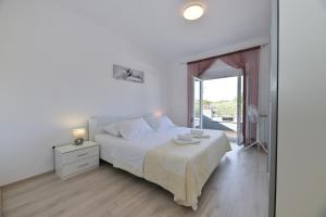Postel nebo postele na pokoji v ubytování Apartment Amelie - with pool and sauna! + 37 fotografií
