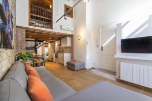 バルセロナにあるハッピー ピープル ランブラス ハーバー アパートメンツのソファとテレビのあるリビングルーム