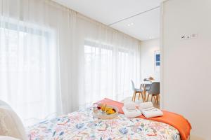 ポルトにあるStudio w/ Terrace, Pool & Gym | Antas by Host Wiseのベッドルーム1室(フルーツボウル1杯付) +17枚の写真