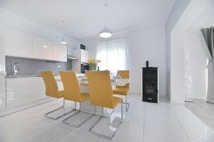 Kuchyň nebo kuchyňský kout v ubytování Apartment Amelie - with pool and sauna!