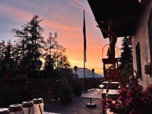 a view of a sunset from a patio with a flag at Halleinerhaus by Soul Rebels in Größing