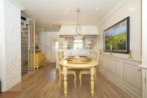 a dining room with a table and chairs at Hausteil Ruusenhoog in Braderup