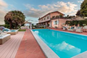 a villa with a swimming pool and a house at Beautiful Villa Lory on the hills of Lucca in Piaggiori