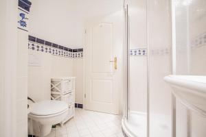 MunkmarschにあるHaus Moinのトイレとシャワー付きの白いバスルーム +12枚の写真