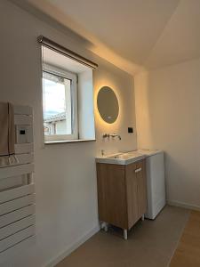 ヴィルフランシュ・シュル・ソーヌにあるAppartements centre ville Villefranche-Sur-Saoneの洗面台と窓のあるバスルーム +21枚の写真