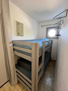 a small room with a bunk bed in it at Studio antigua in Le Grau-du-Roi