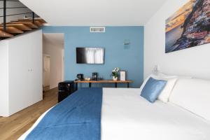Postel nebo postele na pokoji v ubytování YourHome - Lidia Rooms & Suites