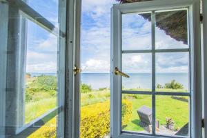 ein offenes Fenster mit Meerblick in der Unterkunft Alte Mühle in Keitum + 7 Fotos