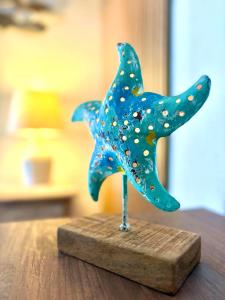 Una estrella de mar azul sobre una mesa de madera en Casa Caladero, en El Golfo